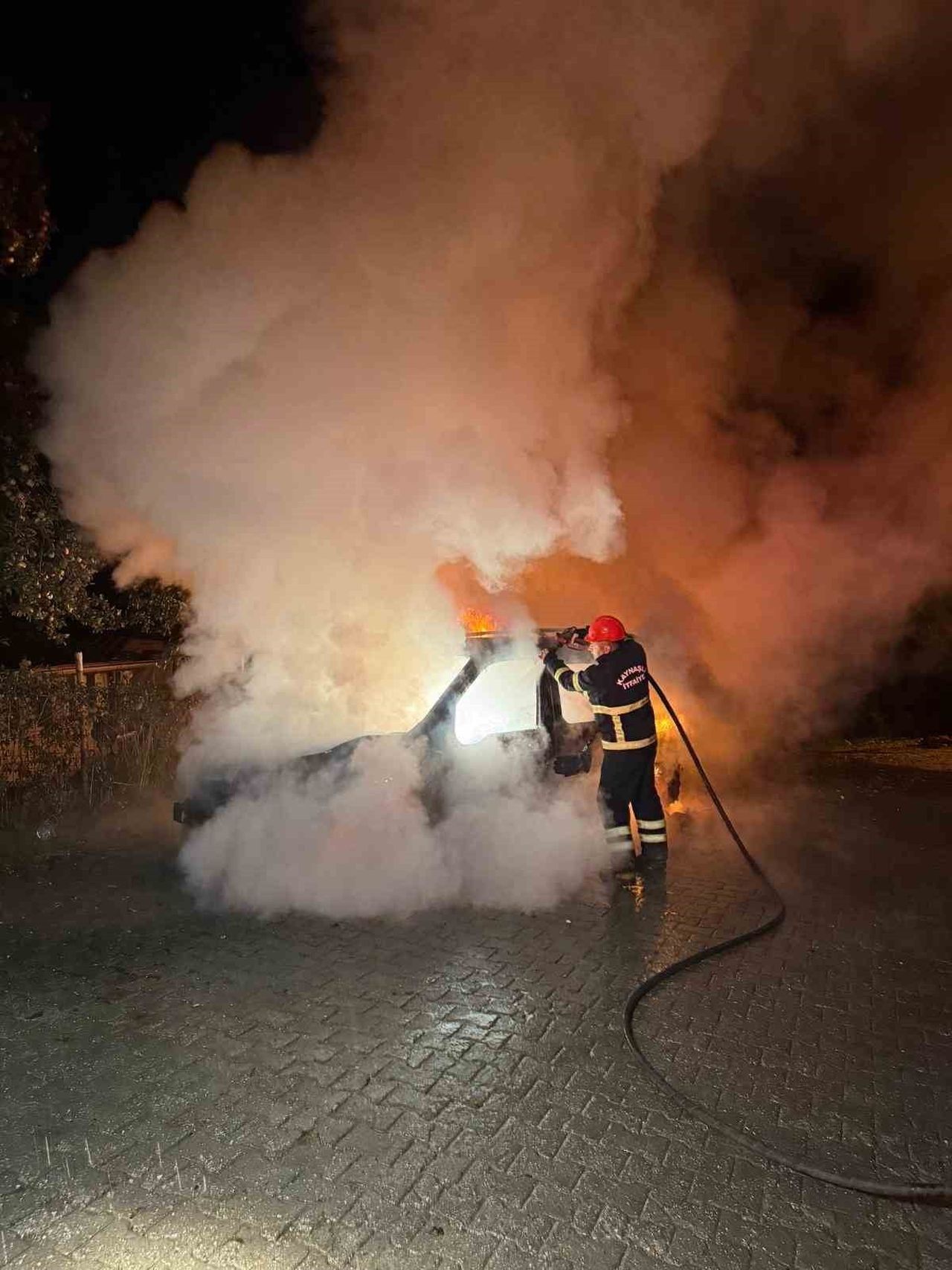 DÜZCE’DE SEYİR HALİNDEYKEN MOTOR KISMINDAN ALEV ALAN OTOMOBİL, KISA SÜREDE ALEV TOPUNA DÖNDÜ....