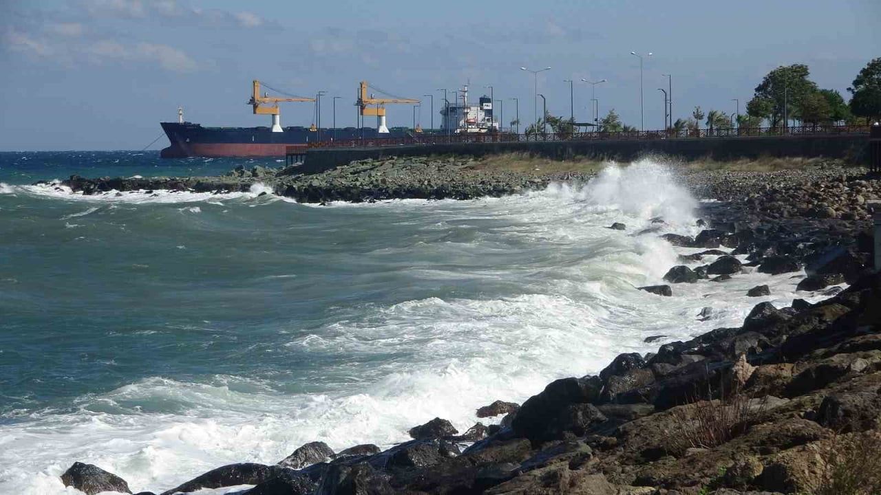 GİRESUN-ARTVİN ARASINDAKİ KIYI ŞERİDİNDE GÜNÜN İLK SAATLERDEN İTİBAREN BATI VE GÜNEYBATIDAN...