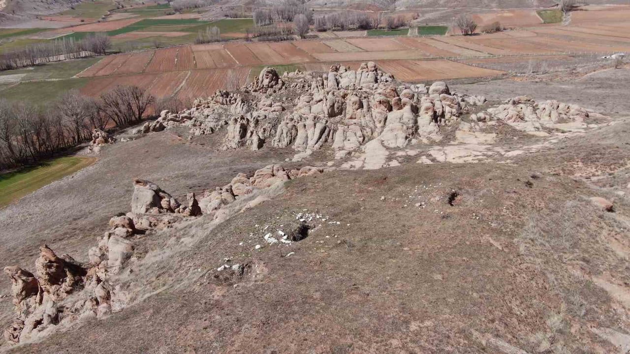 SİVAS'TA RENGİ VE YAPISIYLA MARS GEZEGENİNE BENZETİLEN EĞRİBUCAK KAYALIKLARI (ARŞİV)