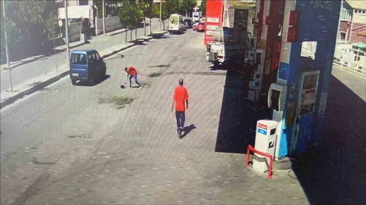 KARAMAN'DA ELEKTRİKLİ BİSİKLETİYLE SEYİR HALİNDEYKEN ÇANTASINI DÜŞÜREN YAŞLI KADININ İMDADINA...