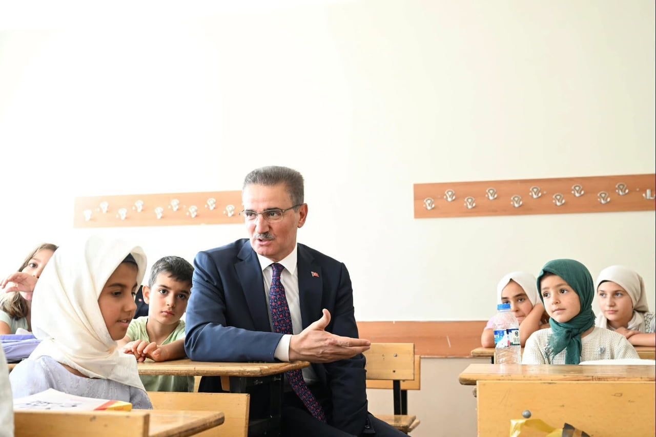 VALİ AYDIN BARUŞ, TÜGVA YAZ OKULU PROGRAMI KAPSAMINDA ALİYA İZZETBEGOVİÇ İMAM HATİP ORTAOKULUNU...