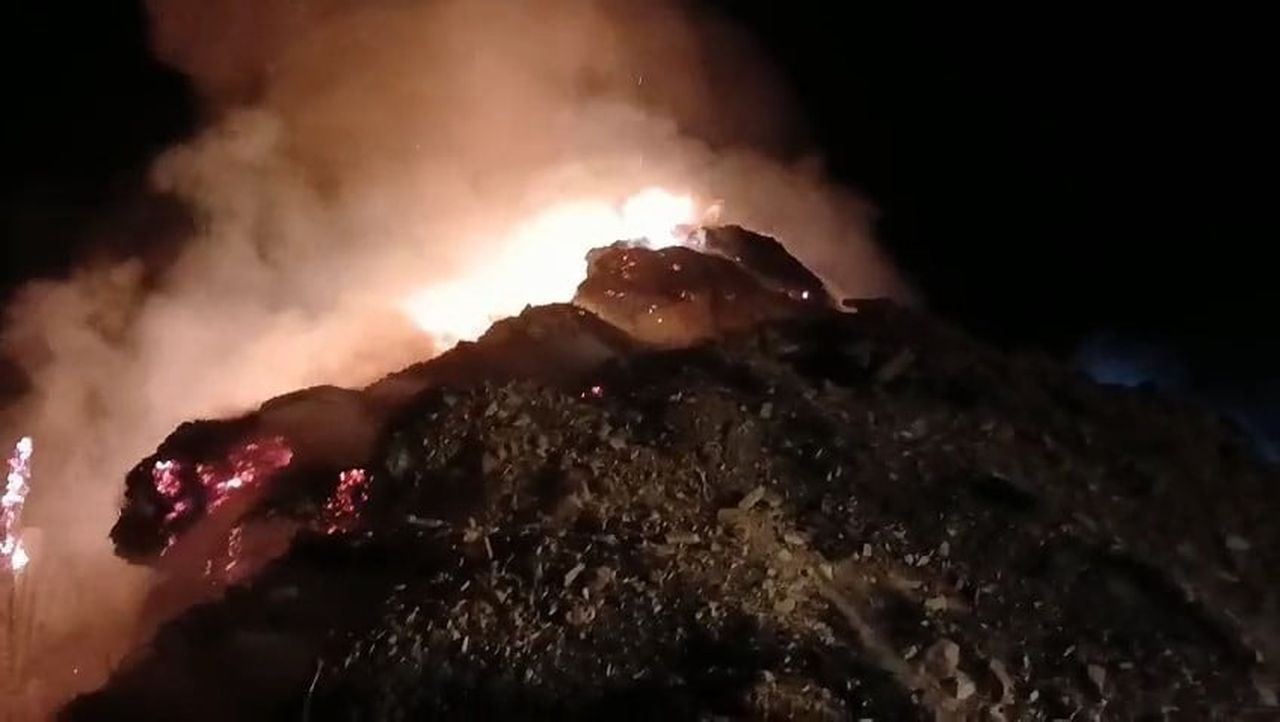 HAKKARİ’NİN IŞIKLAR KÖYÜNDE ÇIKAN YANGINDA YAKLAŞIK 5 BİN OT BALYASI YANARAK KULLANILAMAZ HALE...