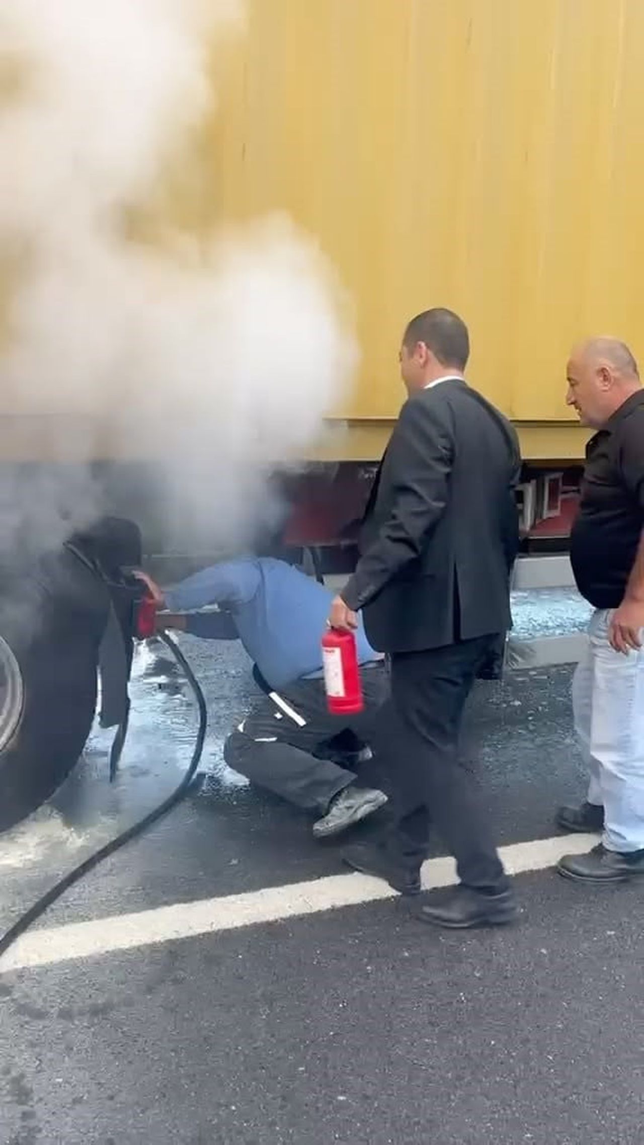 BOLU’DA SEYİR HALİNDEKİ TIRIN ARKA LASTİKLERİ ALEV ALDI. YANGINA İLK MÜDAHALEYİ VATANDAŞLAR...