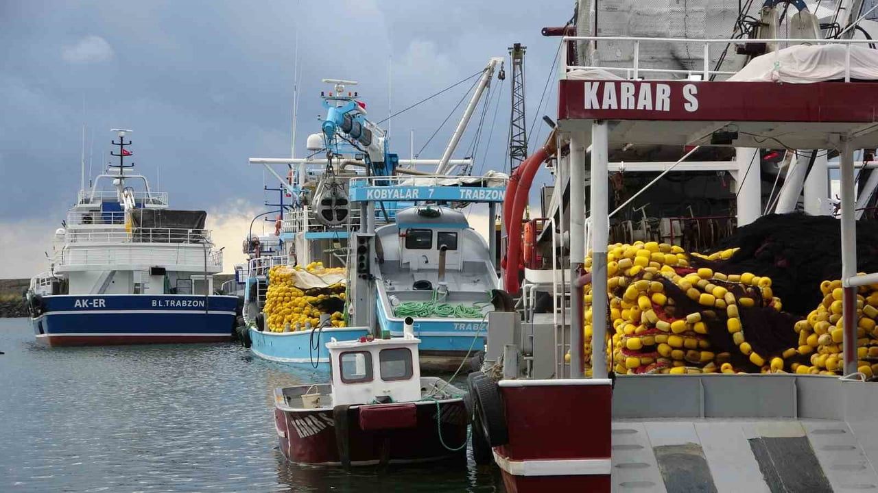 TRABZON’DA DENİZLERDEN EKMEK KAZANAN BİN 73 BALIKÇI GEMİSİ VE 5 BİN 125 TAYFA, AV SEZONUNUN...