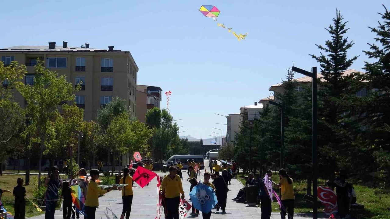 KARS'TA ÖĞRENCİLER, UÇURTMALARINI GAZZE'DEKİ ÇOCUKLAR İÇİN GÖKYÜZÜNE BIRAKTI.