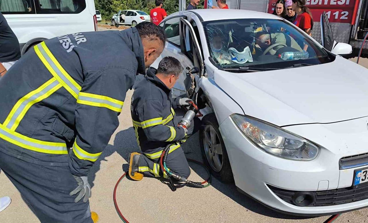 NİKSAR İLÇESİNDE D-100 KARA YOLUNDA MEYDANA GELEN TRAFİK KAZASINDA İKİ OTOMOBİL ÇARPIŞTI, 4 KİŞİ...