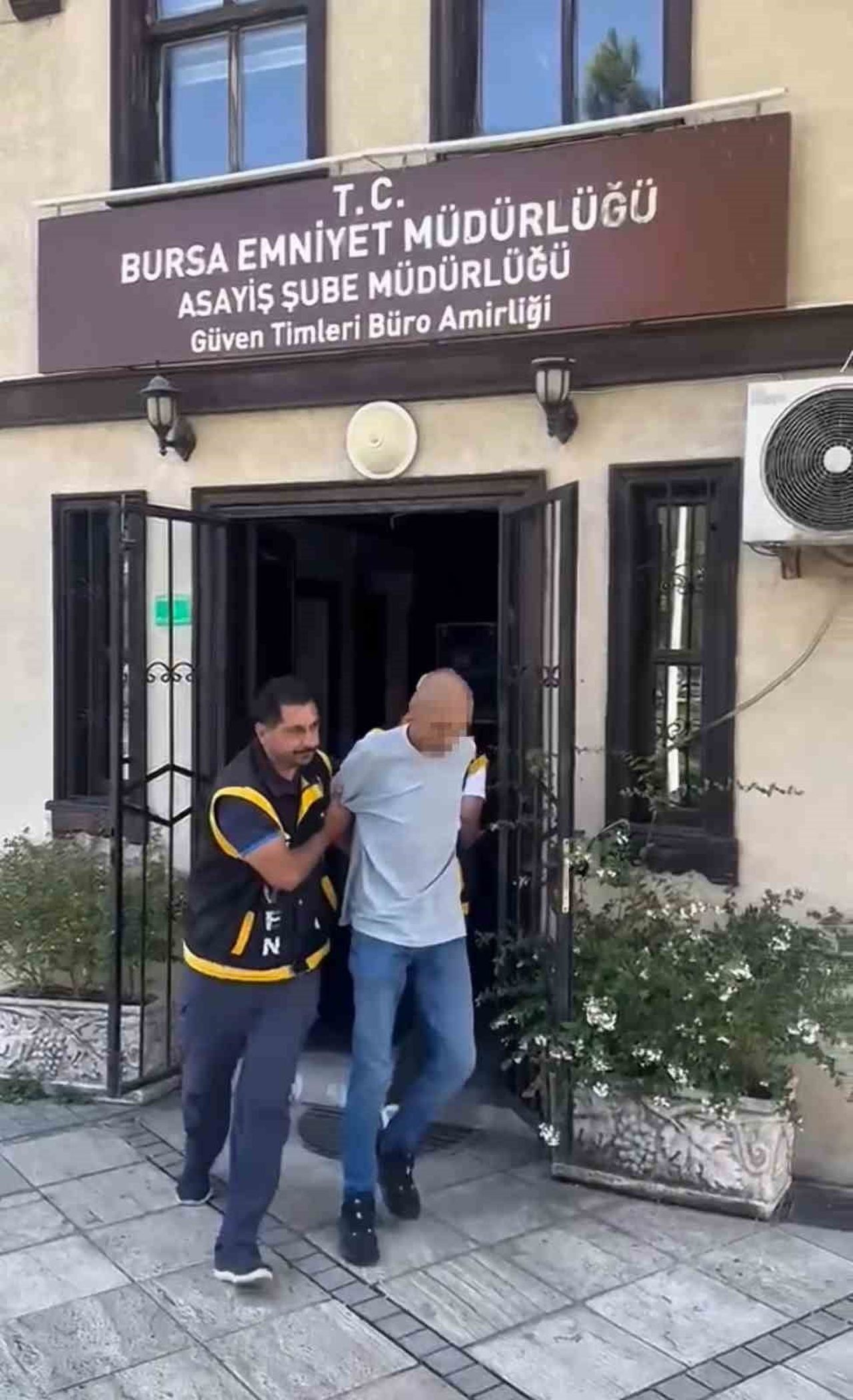 BURSA'DA 20 YIL 8 AY 9 GÜN KESİNLEŞMİŞ HAPİS CEZASIYLA ARANAN 28 YAŞINDAKİ A.T., POLİSTEN...