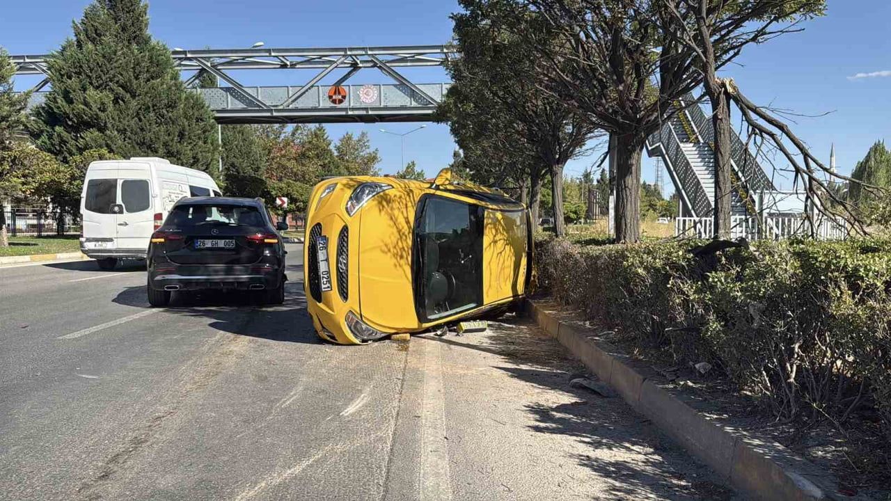 ESKİŞEHİR'DE TİCARİ TAKSİ İLE SUV TİPİ OTOMOBİLİN ÇARPIŞMASI SONUCU MEYDANA GELEN TRAFİK KAZASINDA...