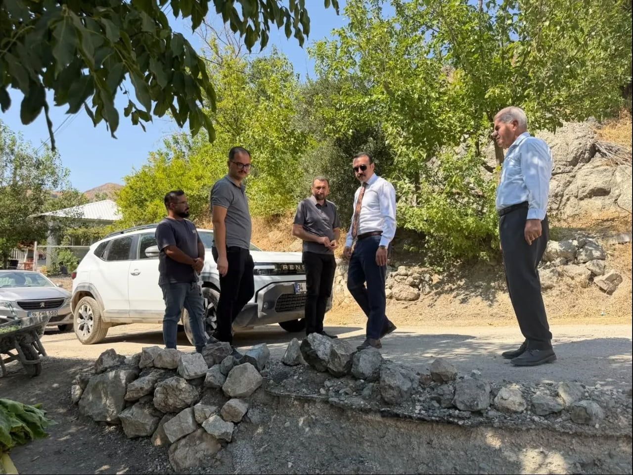 ADIYAMAN’IN ÇELİKHAN KAYMAKAMI ÖZGÜR PELVAN, İLÇEYE BAĞLI KÖY YOLLARINDA YÜRÜTÜLEN YOL VE ALTYAPI...