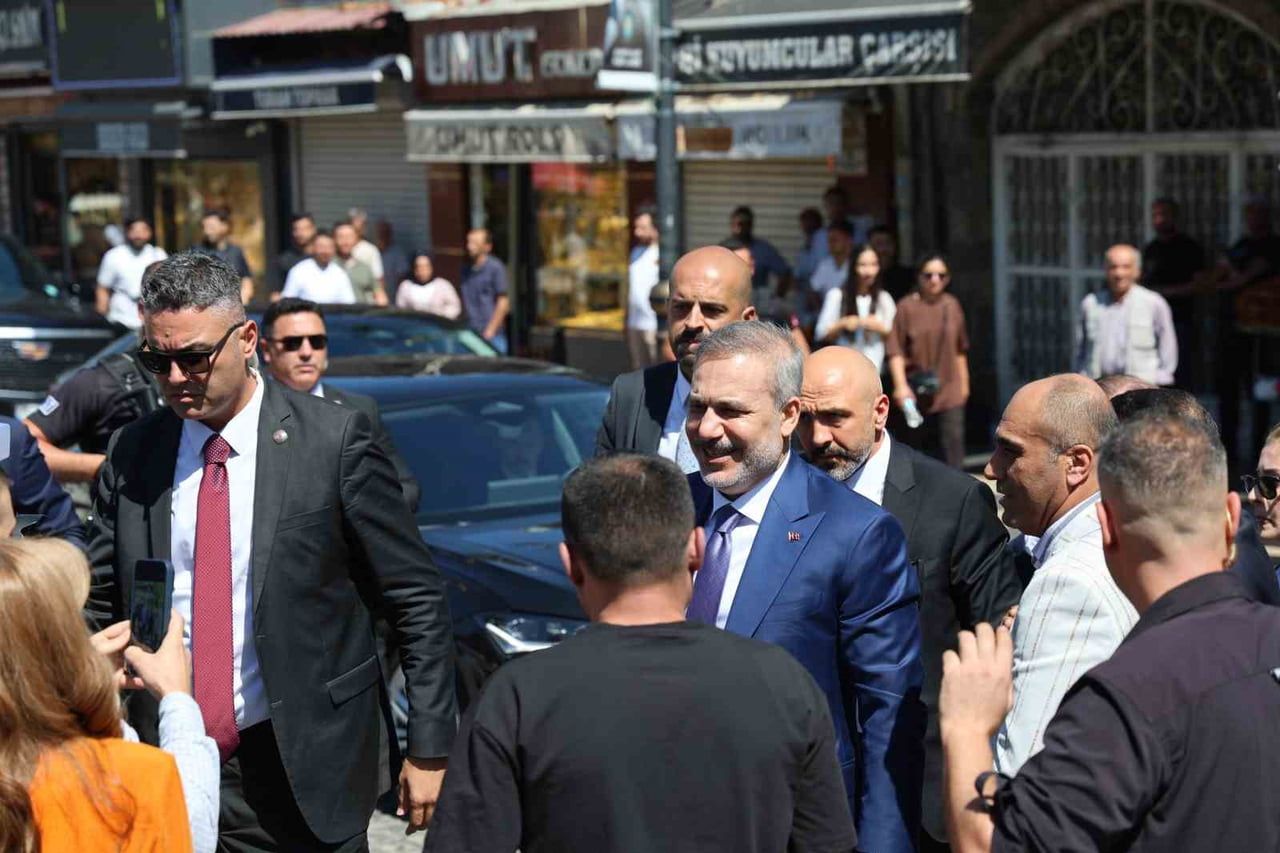 ÇEŞİTLİ ZİYARETLERDE BULUNMAK ÜZERE DİYARBAKIR’A GELEN DIŞİŞLERİ BAKANI HAKAN FİDAN, CUMA NAMAZINI...