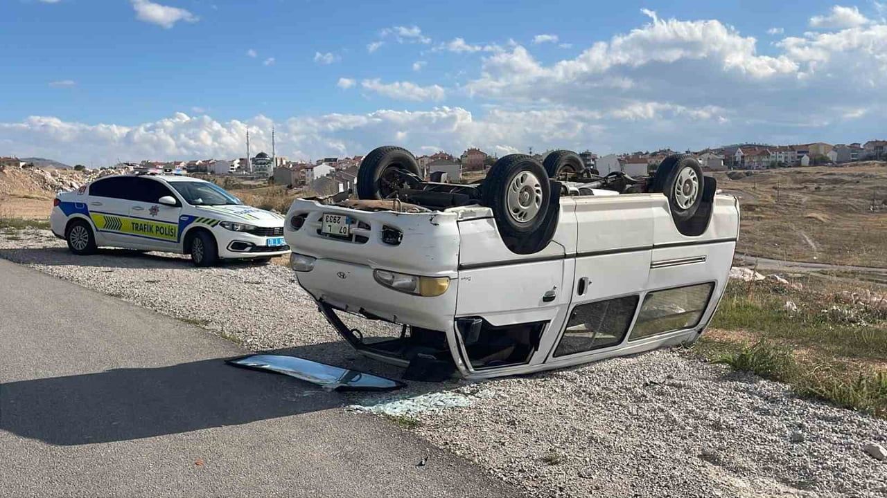 KARAMAN'DA OTOMOBİL İLE ÇARPIŞAN PANELVAN DEVRİLDİ. KAZADA HER İKİ ARACIN SÜRÜCÜSÜ...