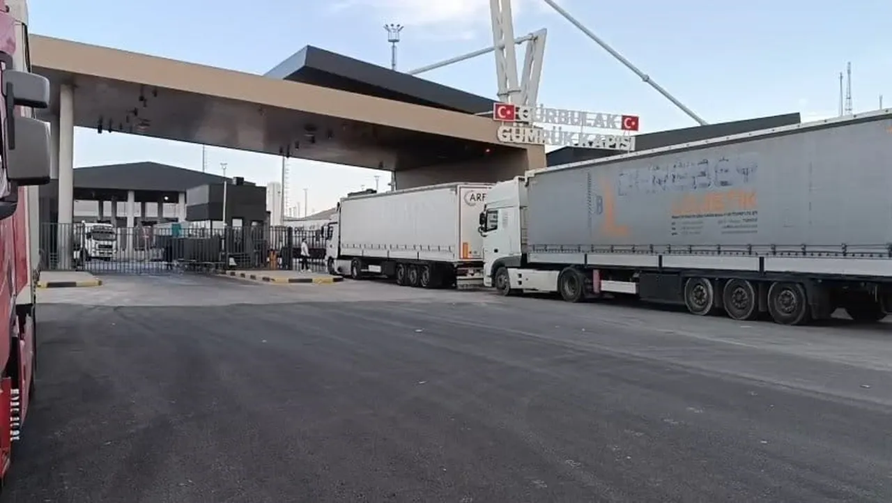 AĞRI’NIN DOĞUBAYAZIT İLÇESİNDE BULUNAN GÜRBULAK GÜMRÜK KAPISI’NDA TIR YOĞUNLUĞU NEDENİYLE ARAÇ...