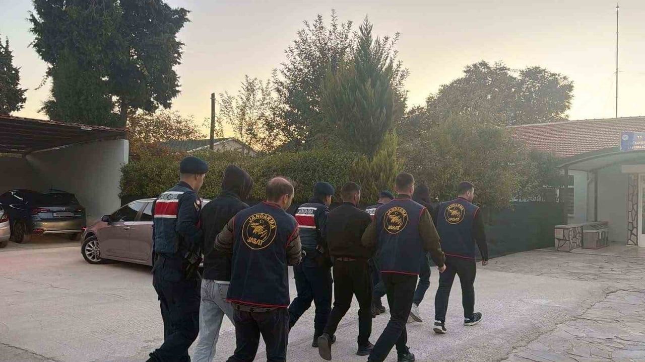 DENİZLİ İL JANDARMA KOMUTANLIĞI EKİPLERİ, YAŞLI VATANDAŞLARI TELEFONLA ARAYARAK KENDİLERİNİ KAMU...