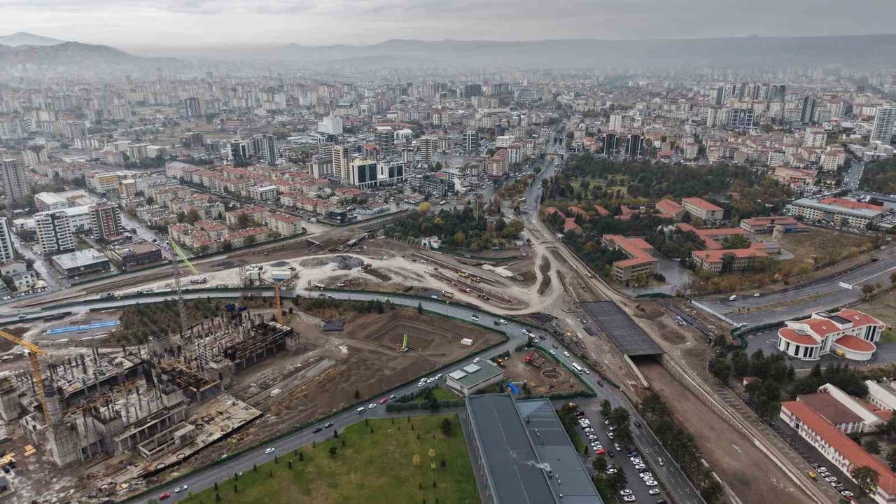 KAYSERİ BÜYÜKŞEHİR BELEDİYE BAŞKANI DR. MEMDUH BÜYÜKKILIÇ, KENTİN ULAŞIM ALTYAPISINA ÖNEMLİ KATKI...