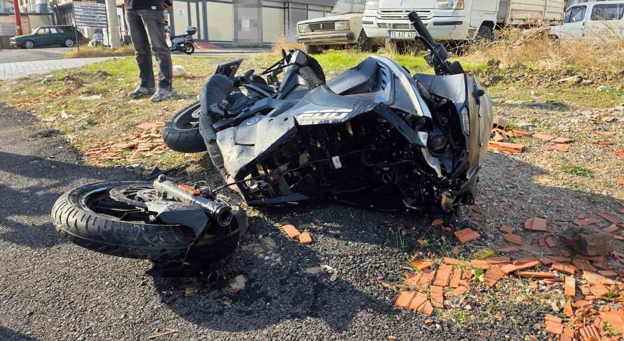 BANDIRMA İLÇESİNDE OTOMOBİL İLE MOTOSİKLETİN ÇARPIŞTIĞI TRAFİK KAZASINDA 2 KİŞİ...