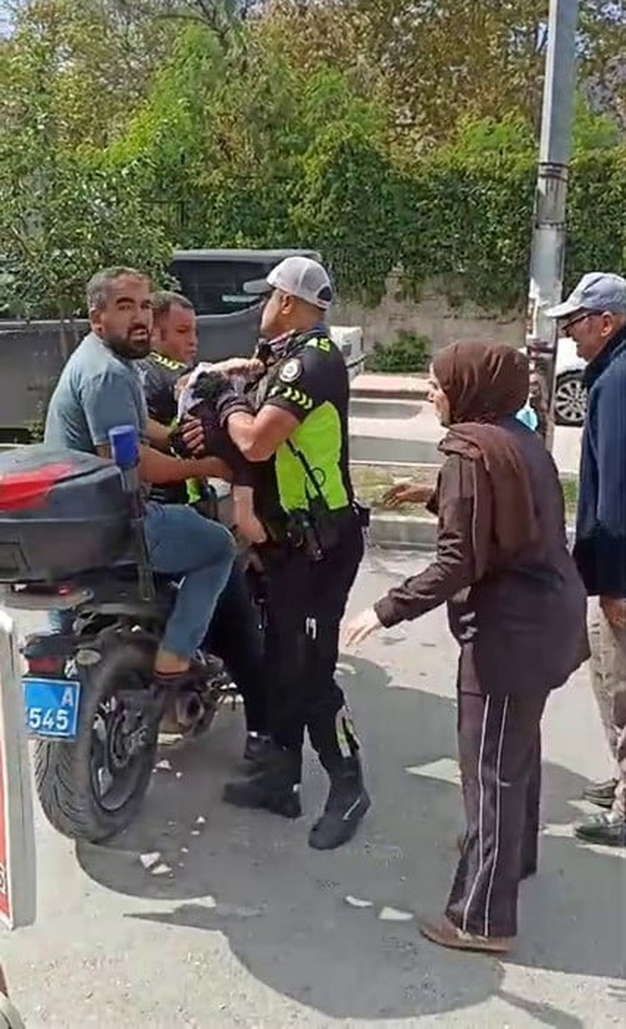 HATAY’DA MOTORİZE TRAFİK POLİSİ, SAĞLIK SORUNU YAŞAYAN VE BİLİNCİ KAPANAN BEBEĞİ BABASININ...