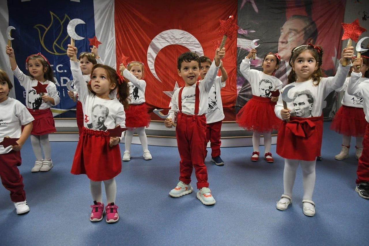 KUŞADASI BELEDİYESİ ÇOCUK GELİŞİM MERKEZİ’NDE EĞİTİM GÖREN 36-60 AYLIK ÇOCUKLAR, KIRMIZI-BEYAZ...