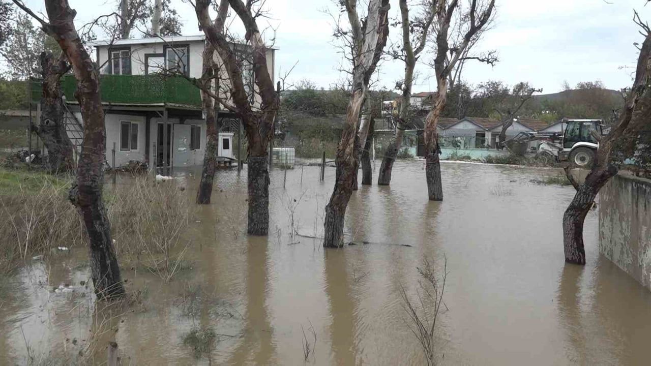 BURSA’NIN MUDANYA İLÇESİ ESENCE MAHALLESİ’NDE ETKİLİ OLAN SAĞANAK YAĞIŞ SEBEBİYLE DERELERİN...