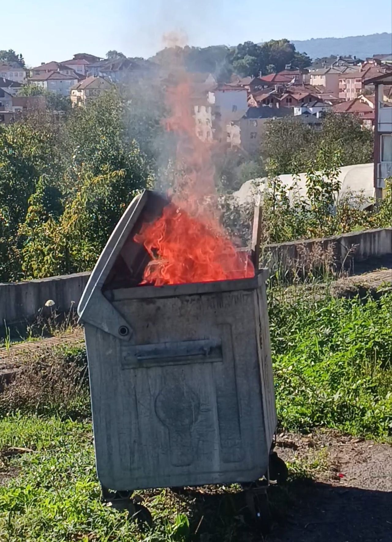 BARTIN'DA ALEV ALAN ÇÖP KONTEYNERİ MAHALLELİ TARAFINDAN SÖNDÜRÜLDÜ.