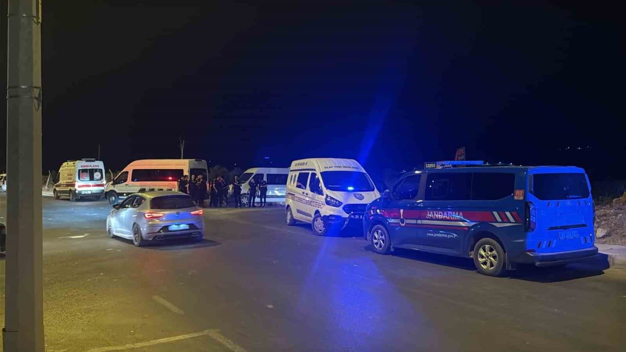 HATAY’DA DÜĞÜN KONVOYUNDA YAŞANAN TARTIŞMA KISA SÜREDE KAVGAYA DÖNÜŞTÜ. MEYDAN SAVAŞINA DÖNEN...