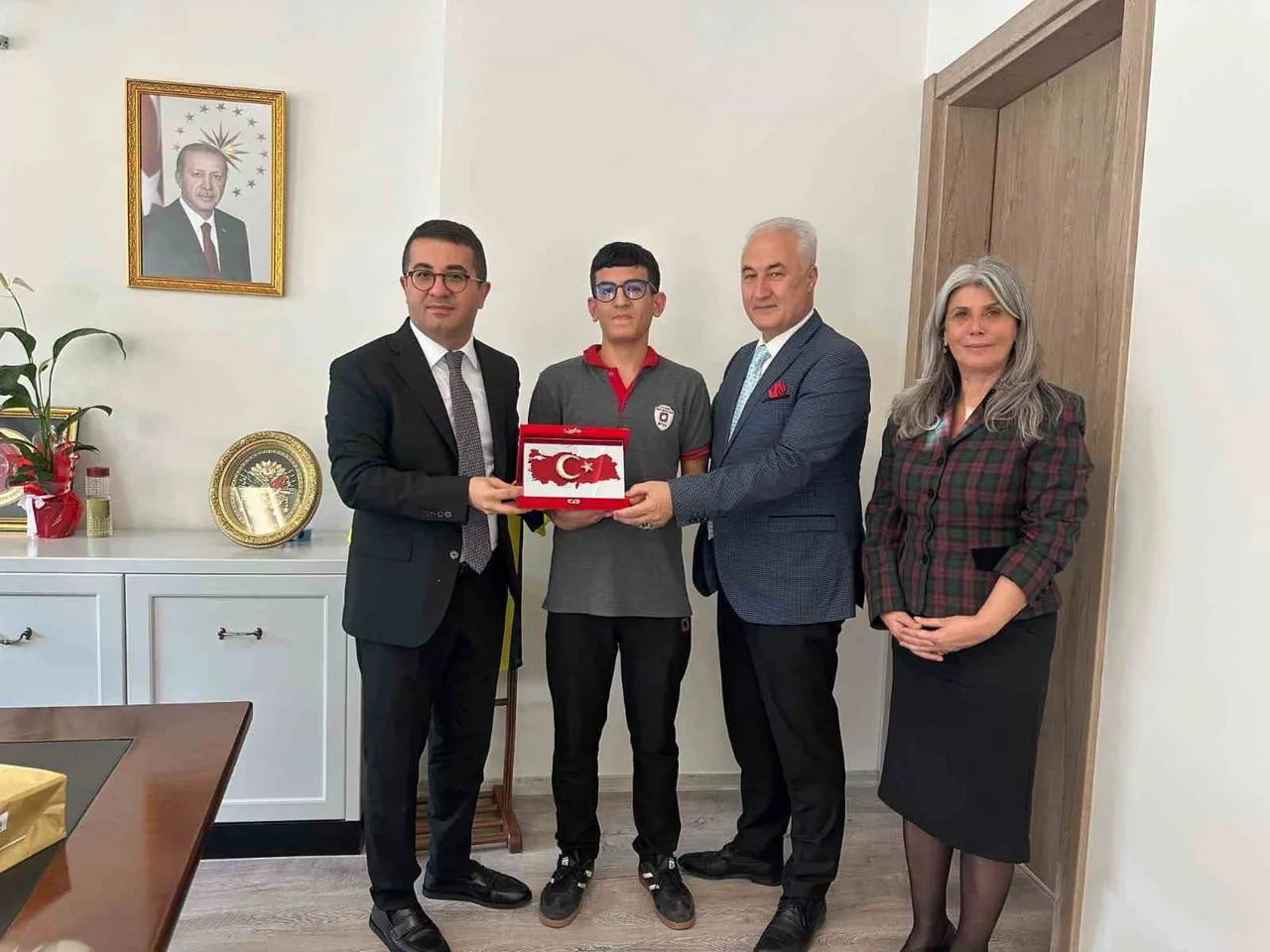 İZMİR'İN KEMALPAŞA İLÇESİNDE DÜZENLENEN BAYRAK YÜRÜYÜŞÜ SIRASINDA YERE DÜŞEN TÜRK BAYRAĞINI ÖPEREK...