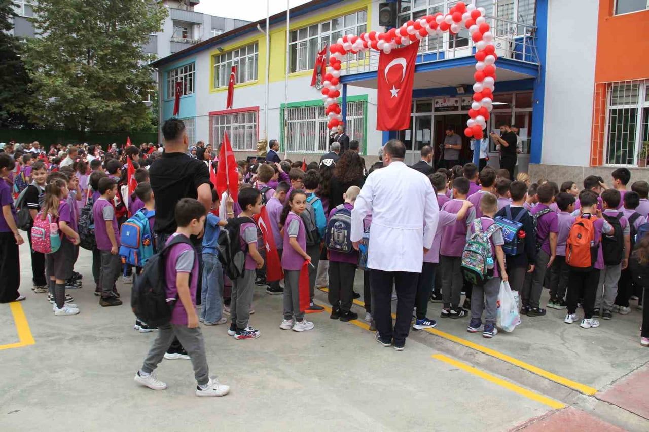 SAMSUN'UN ÇARŞAMBA İLÇESİNDE YENİ EĞİTİM-ÖĞRETİM YILI KAYMAKAM SAĞLAM'IN ZİLİYLE...