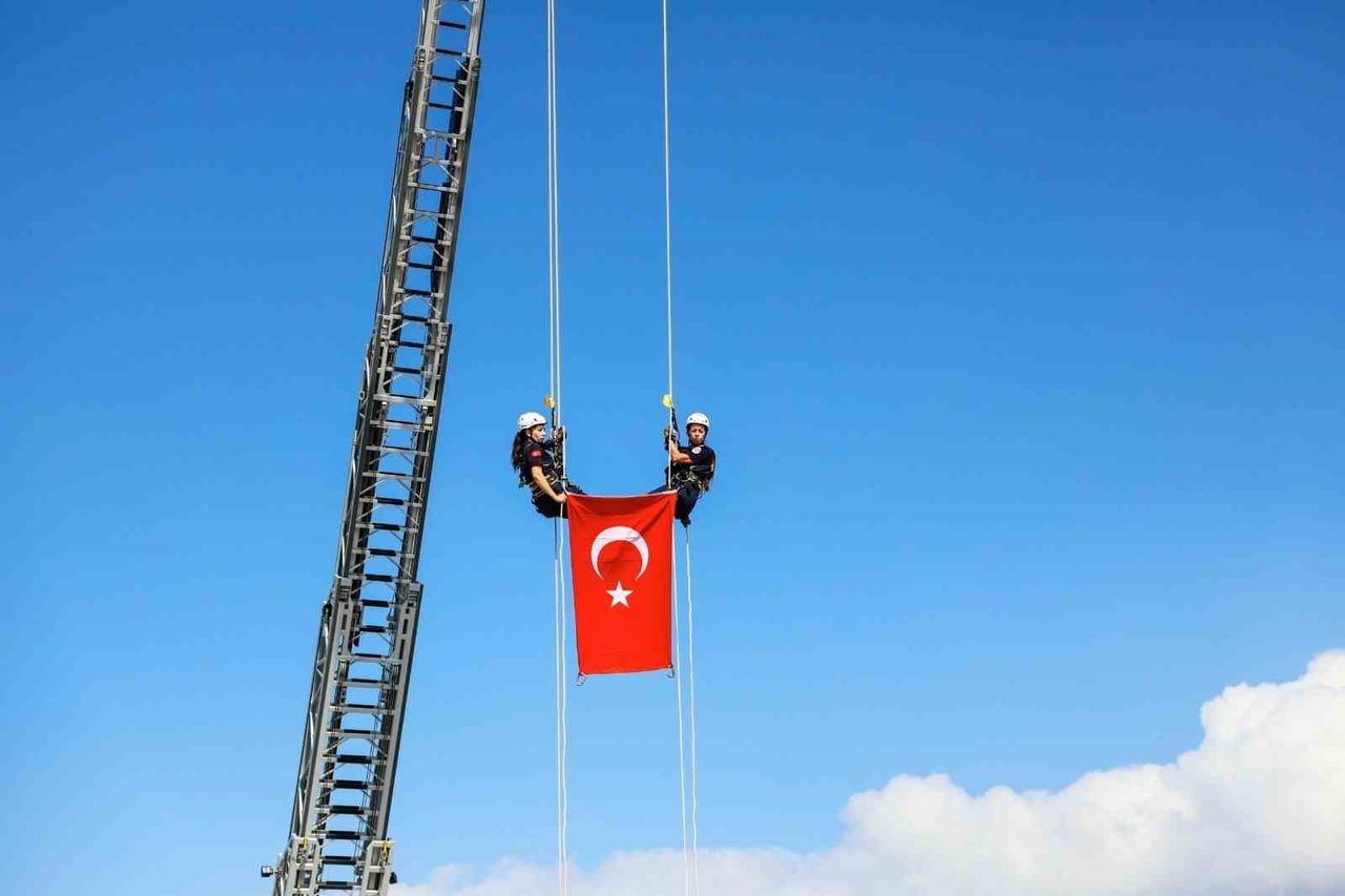 BURSA’DA 17 AĞUSTOS MARMARA DEPREMİ’NİN 27’NCİ YIL DÖNÜMÜNDE DÜZENLENEN PROGRAMDA, İTFAİYE...