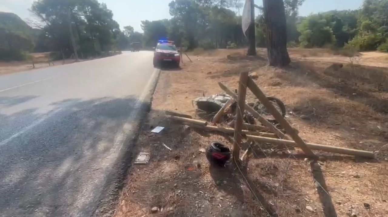 MANAVGAT’TA SEYİR HALİNDEKİ MOTOSİKLETİN YOL KENARINDAKİ TEL ÇİTLERE ÇARPMASI SONUCU MEYDANA GELEN...