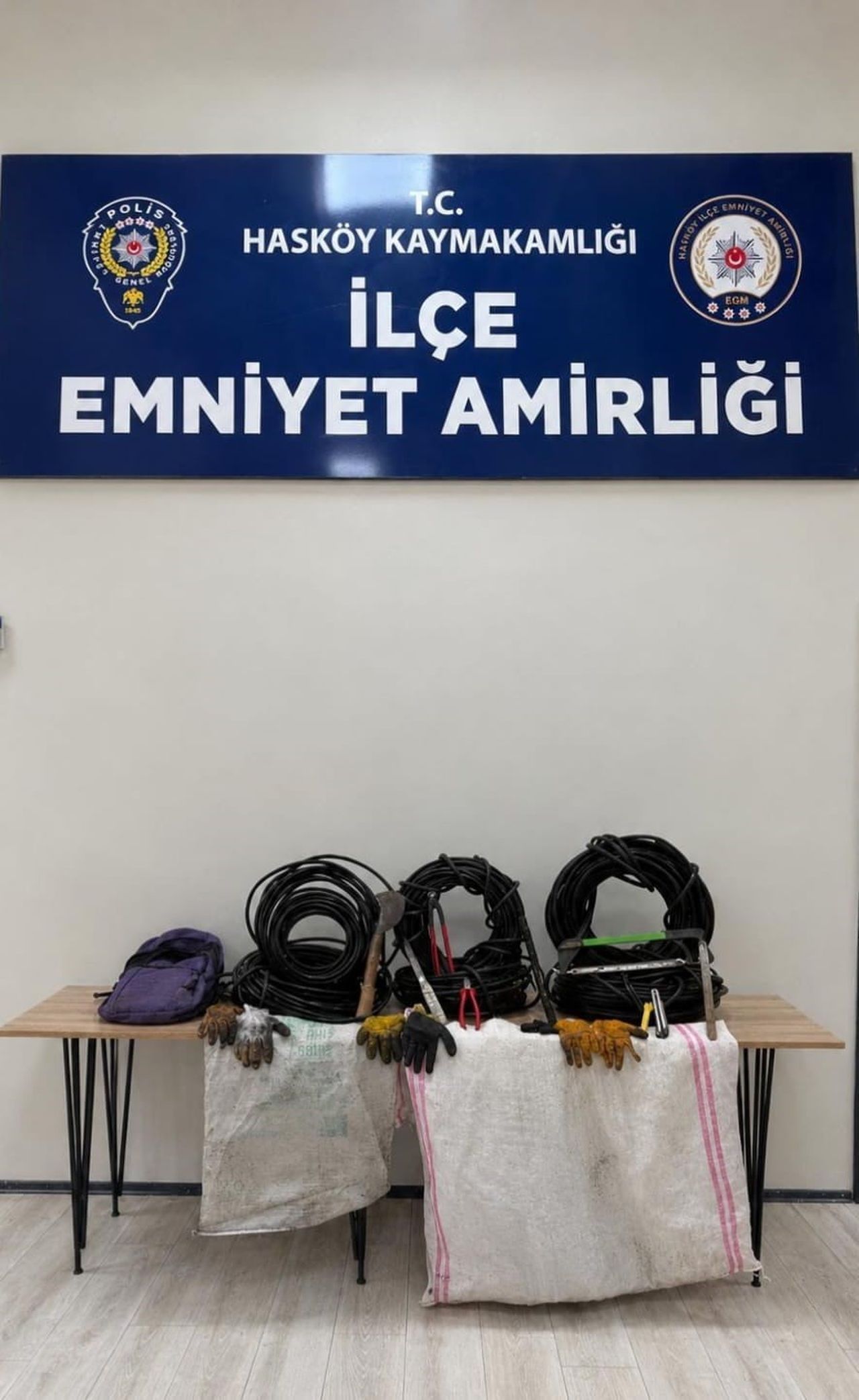 HASKÖY İLÇE EMNİYET AMİRLİĞİ EKİPLERİ, 15 TEMMUZ MAHALLESİ GAZİ CADDESİ’NDE MEYDANA GELEN KABLO...