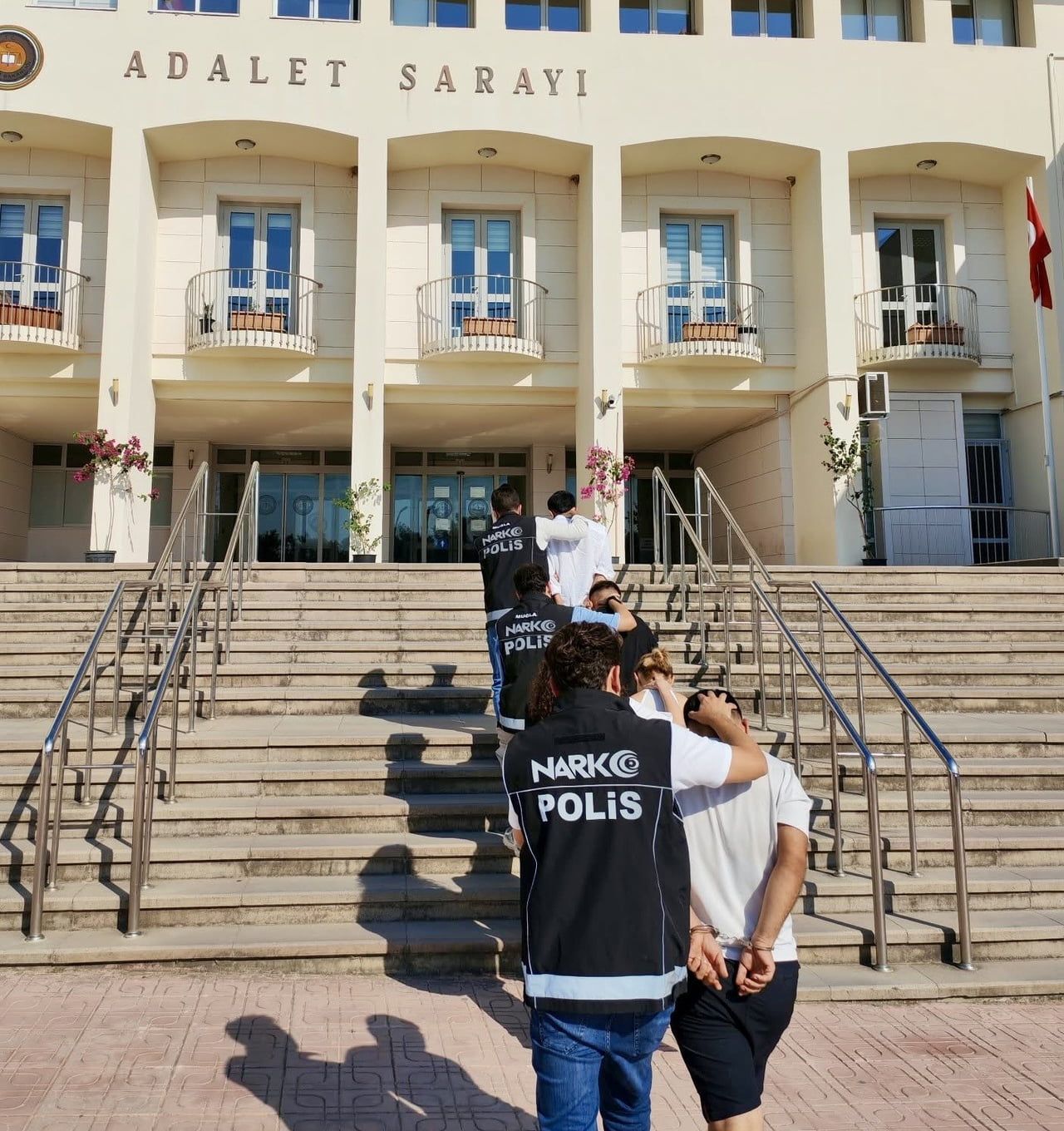 BODRUM’DA UYUŞTURUCU OPERASYONUNDA 3 ŞÜPHELİ TUTUKLANDI