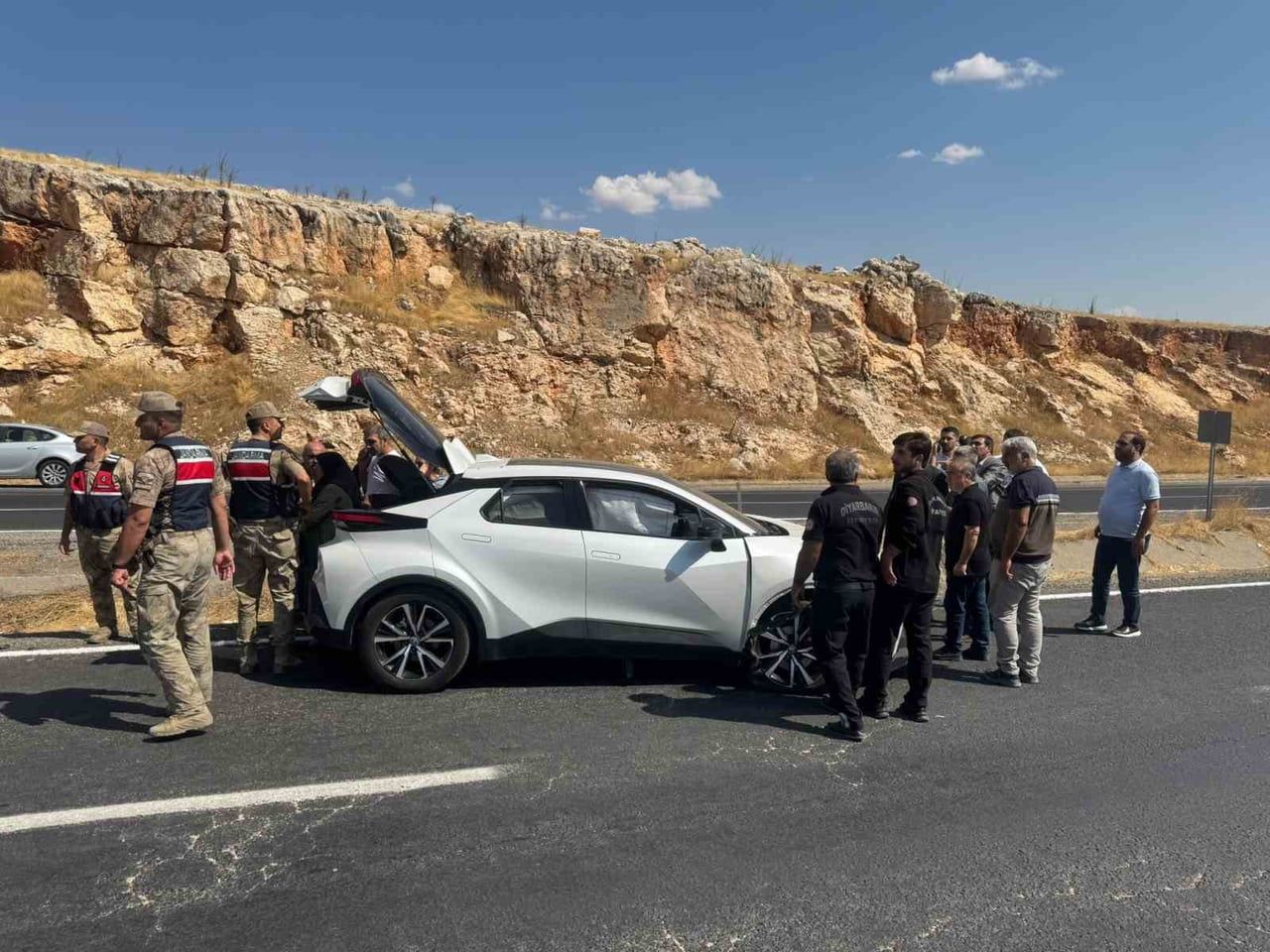 DİYARBAKIR’IN ERGANİ İLÇESİNDE OTOMOBİL İLE TRAKTÖRÜN ÇARPIŞMASI SONUCU MEYDANA GELEN TRAFİK...