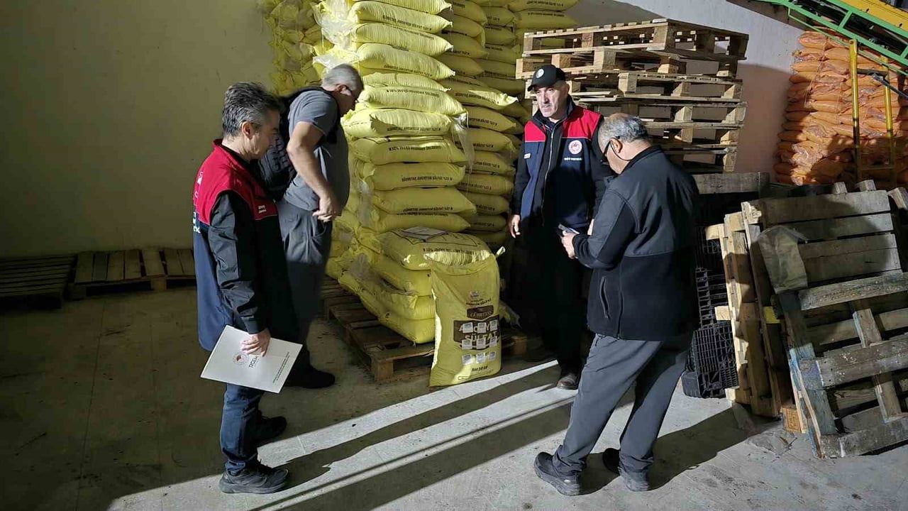 DÜZCE İL TARIM VE ORMAN MÜDÜRLÜĞÜ EKİPLERİ, GÜBRE TAKİP SİSTEMİ KAPSAMINDA DNA BARKOD DENETİMLERİ...