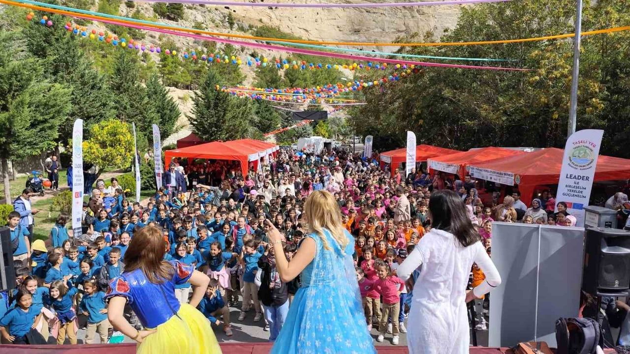 KARAMAN'DA ERMENEK ÇOCUK ŞENLİĞİ'NDE YAKLAŞIK BİN 300 ÖĞRENCİ DOYASIYA EĞLENDİ.