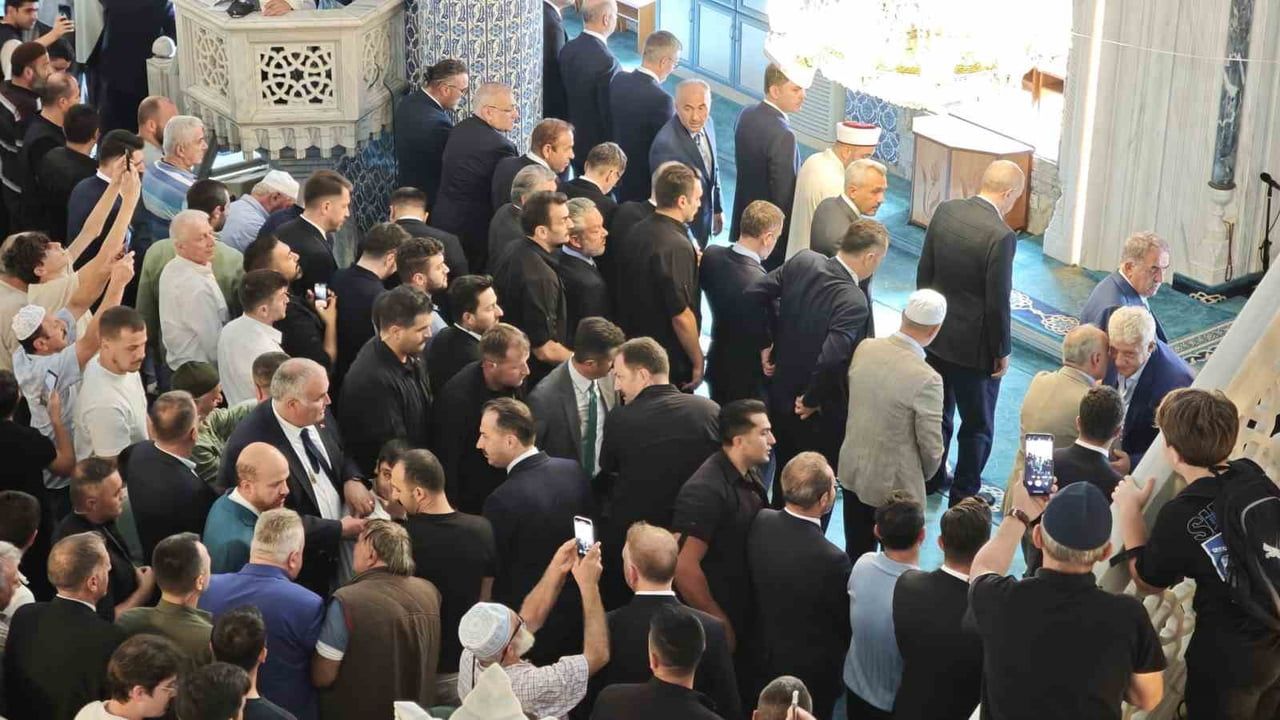 CUMHURBAŞKANI RECEP TAYYİP ERDOĞAN, DÜN AKŞAM GELDİĞİ MEMLEKETİ RİZE’DE SAHİL CAMİİ’NDE CUMA...