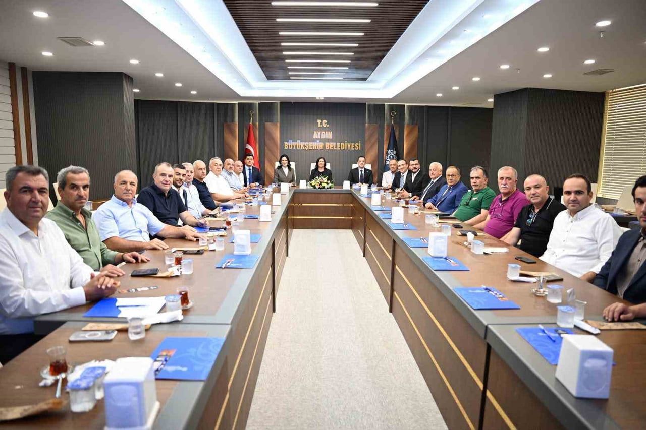 AYDIN BÜYÜKŞEHİR BELEDİYE BAŞKANI ÖZLEM ÇERÇİOĞLU, KENTTE FAALİYET GÖSTEREN İNCİR İHRACATÇILARIYLA...