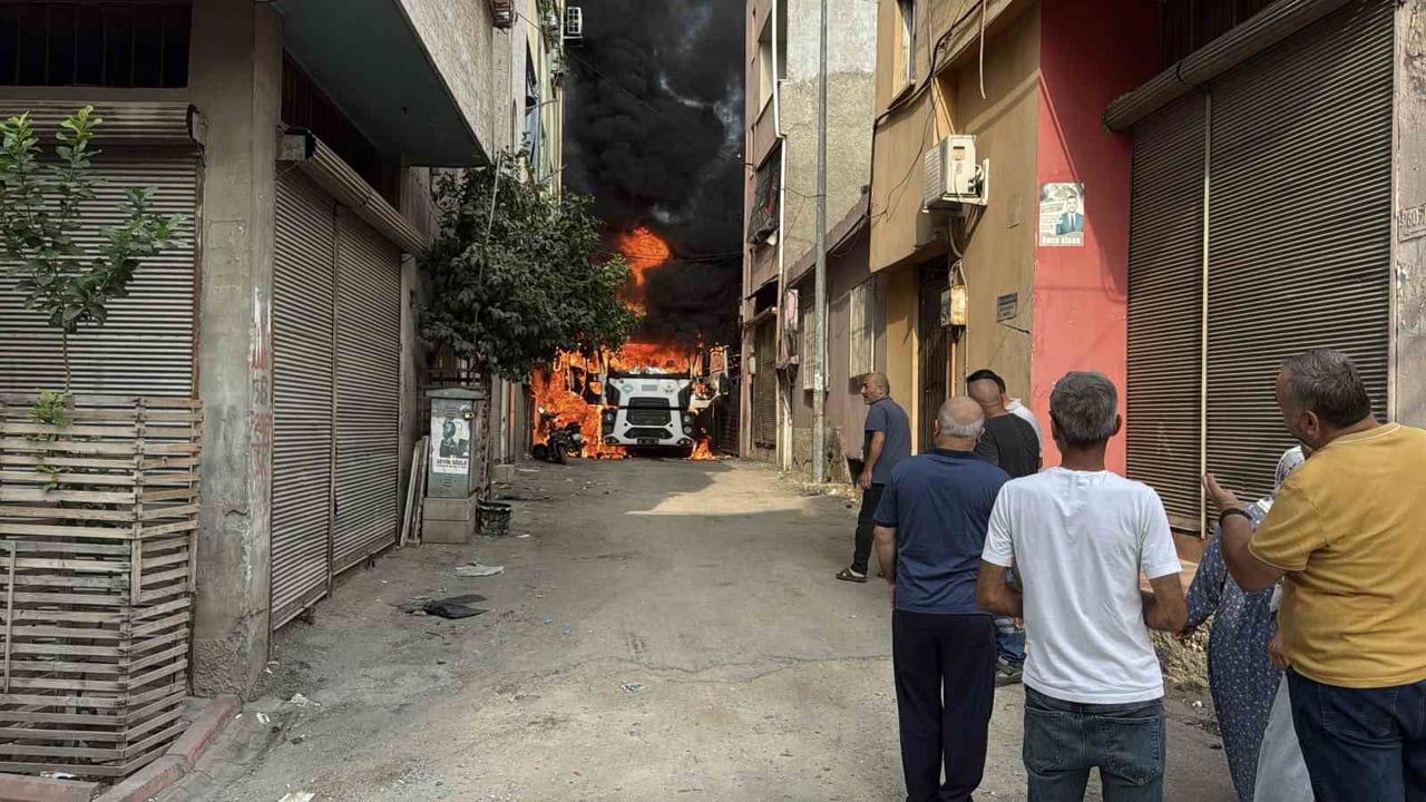 ADANA'DA KANALİZASYON ÇALIŞMASI İÇİN SOKAKTA BULUNAN VİDANJÖR, EKİPLERİN ÇAY İÇMEK İÇİN...
