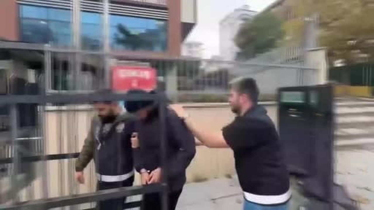 Bostancı'da otobüs içinde yolcularla tartışıp biber gazı sıkan şüpheli gözaltına...
