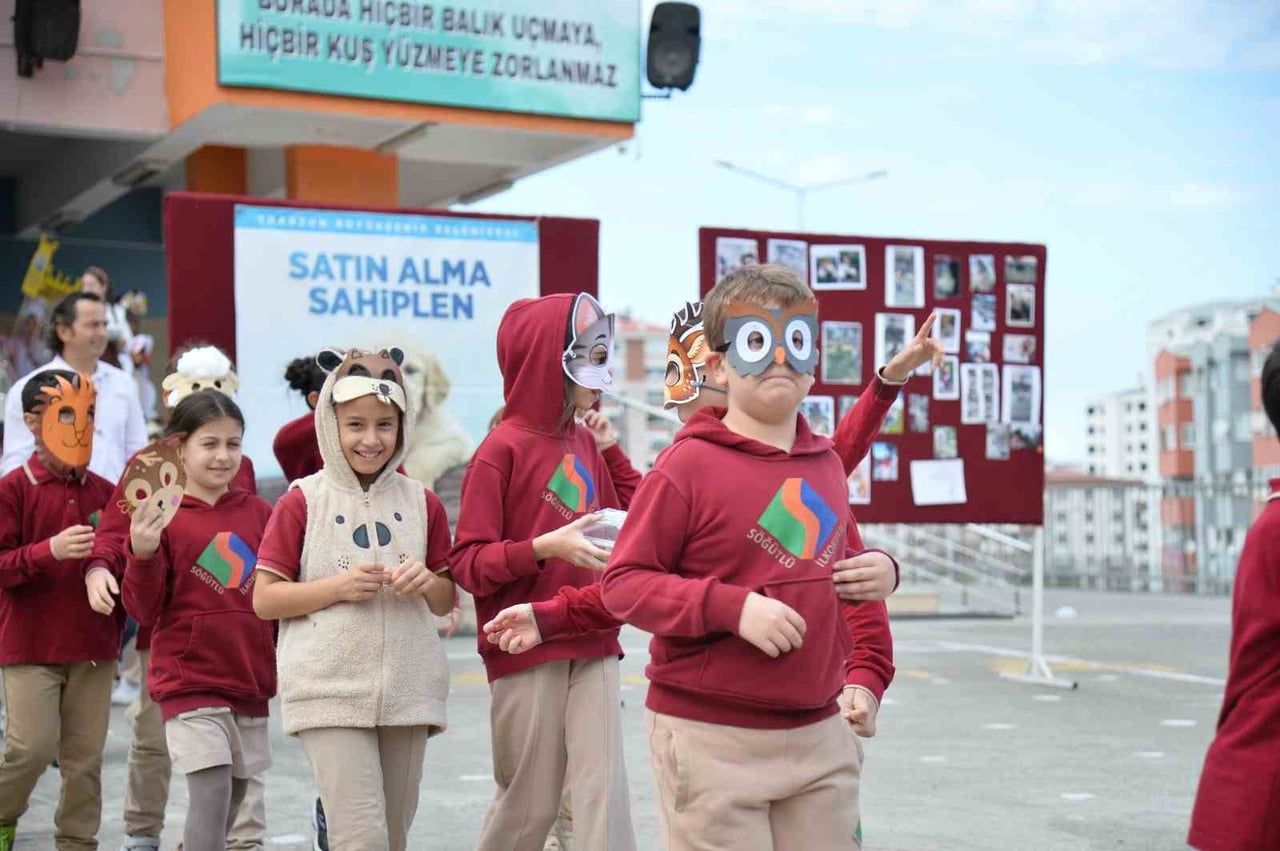 TRABZON'UN AKÇAABAT İLÇESİ SÖĞÜTLÜ İLKOKULU’NDA MİNİKLERE HAYVAN SEVGİSİNİ AŞILAMAK İÇİN BİR...