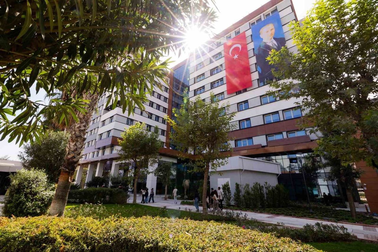 YAŞAR ÜNİVERSİTESİ’NİN SÜRDÜRÜLEBİLİR KAMPÜS VİZYONUYLA HAYATA GEÇİRDİĞİ 32 BİN METREKARELİK M...
