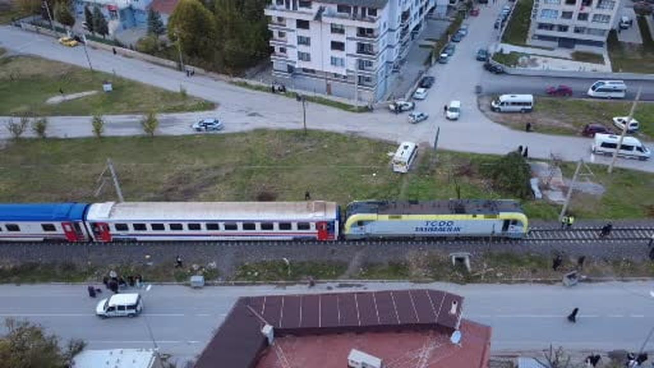 Kütahya'da trenin çarptığı genç hayatını kaybetti