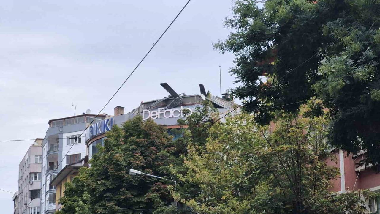 ESKİŞEHİR'DE BİR GİYİM MAĞAZASININ ÇATISINDA ÇIKAN YANGIN İTFAİYE EKİPLERİNCE...
