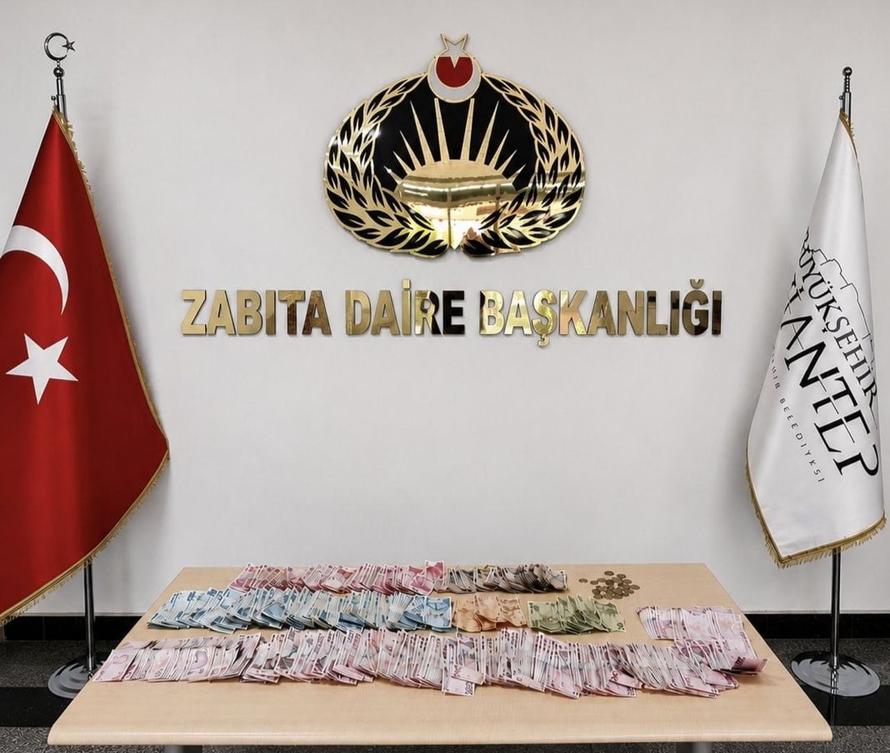 GAZİANTEP'TE ZABITA EKİPLERİNCE DİLENCİLERE YÖNELİK YAPILAN DENETİMLERDE YAKALANAN BİR KADIN...