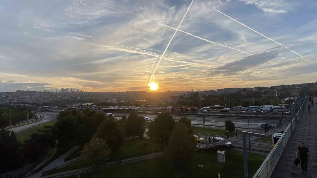 İSTANBUL’DA SABAH SAATLERİNDE GÜNEŞİN DOĞUŞU ORTAYA KARTPOSTALLIK GÖRÜNTÜLER ÇIKARDI.