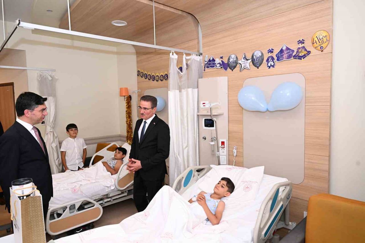 ERZURUM VALİSİ AYDIN BARUŞ, ERZURUM ŞEHİR HASTANESİ ÜROLOJİ SERVİSİ’NDE SÜNNET OLAN ÇOCUKLARI VE...