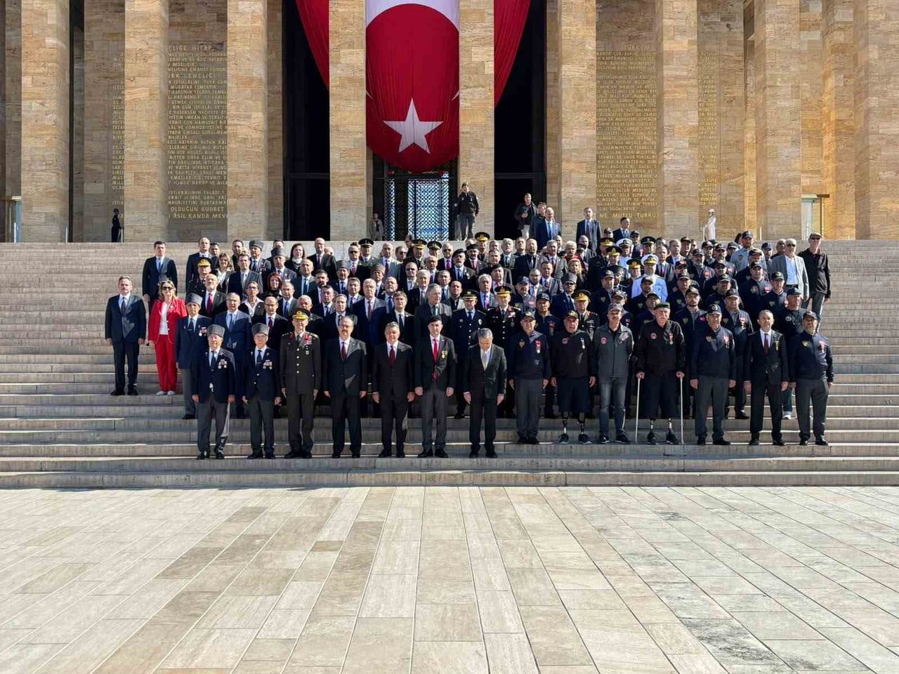 ANKARA VALİSİ YAKUP CANBOLAT VE BERABERİNDEKİLER, 19 EYLÜL GAZİLER GÜNÜ DOLAYISIYLA ANITKABİR'İ...