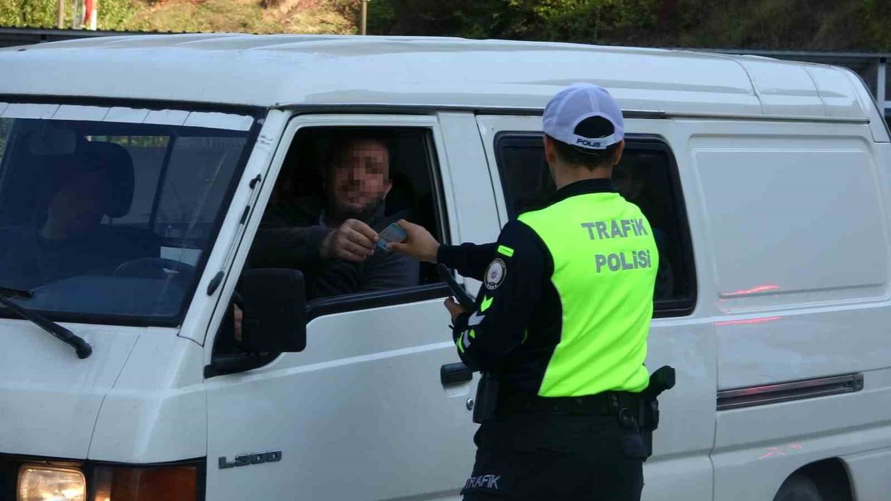 ZONGULDAK’TA POLİS EKİPLERİNCE ÜÇ FARKLI KARA YOLU GÜZERGAHINDA EŞ ZAMANLI TRAFİK DENETİMİ...