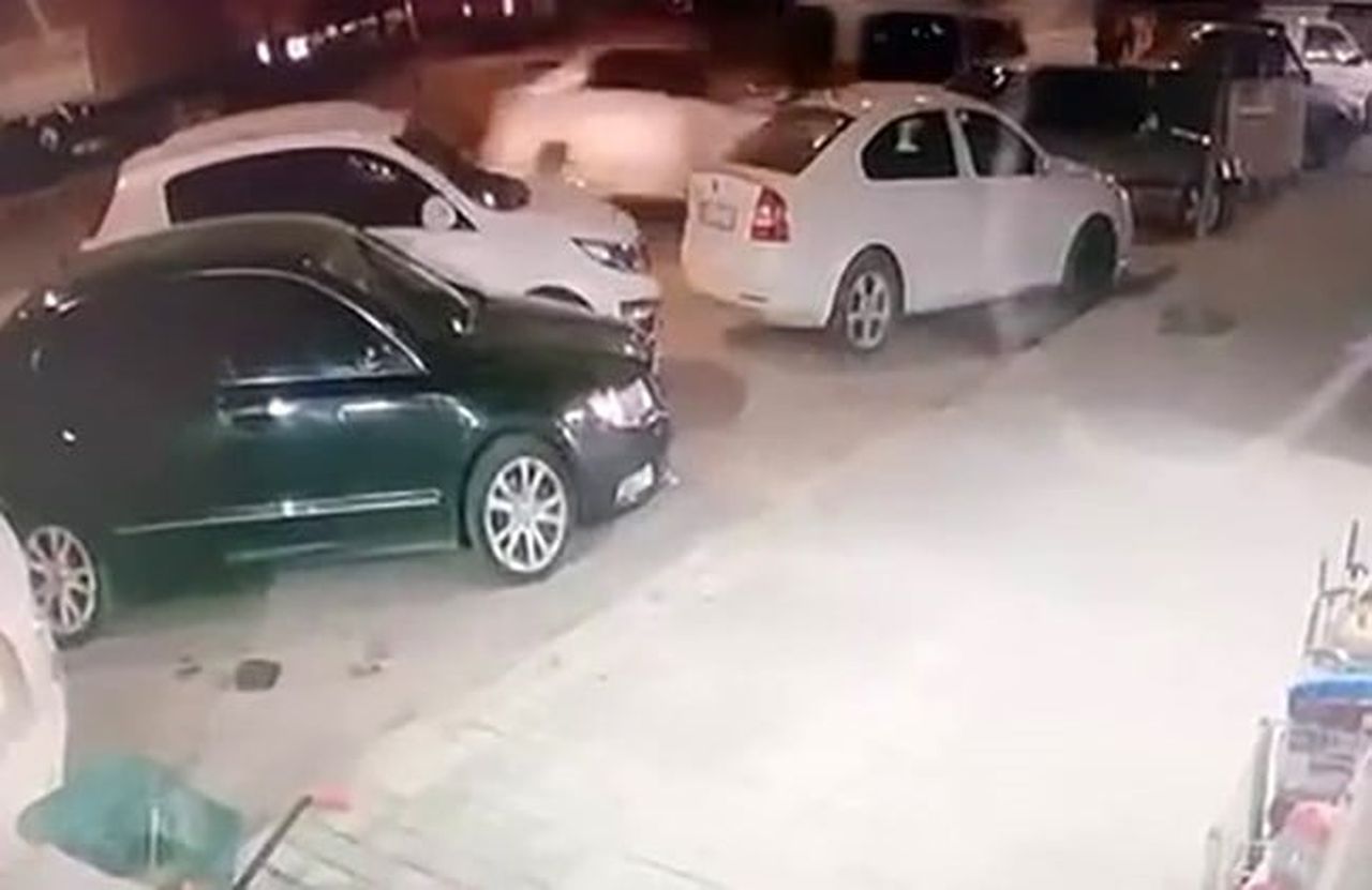 AZİZİYE İLÇESİNDE DİREKSİYONU KİLİTLENEN ARACIN NEDEN OLDUĞU KAZANIN GÖRÜNTÜLERİ ORTAYA...
