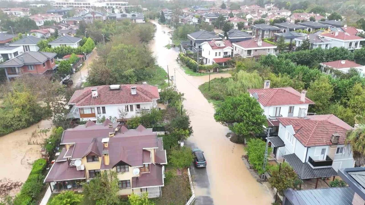 İSTANBUL’DA ETKİLİ OLAN SAĞANAK YAĞIŞIN ARDINDAN ŞİLE’DE SU BASKINLARI YAŞANDI. SU SEVİYESİNİN...