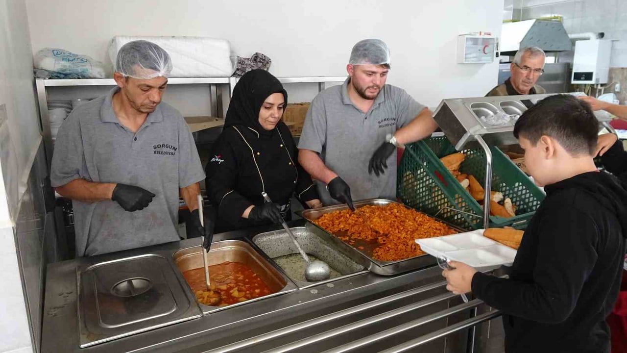 YOZGAT’TA SORGUN BELEDİYESİ AŞEVİNDE YAPILAN YEMEKLERLE ÖĞRENCİLER ÖĞLE ARASINDA ÜCRETSİZ YEMEK...