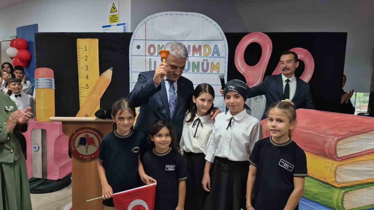 DÜZCE’DE 2026-2027 EĞİTİM ÖĞRETİM YILI VALİ MAKAS’IN ÇALDIĞI İLK DERS ZİLİYLE BAŞLADI. DÜZCE’DE...